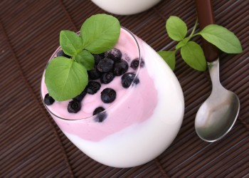 gustari sanatoase cu 150 de calorii.ro-iaurt-cu-mure-stockfreeimages_com.