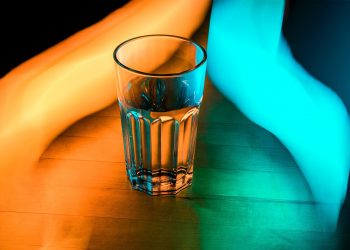 Hidratare in exces - sfatulparintilor.ro - pixabay_com - glass-1730494_1920