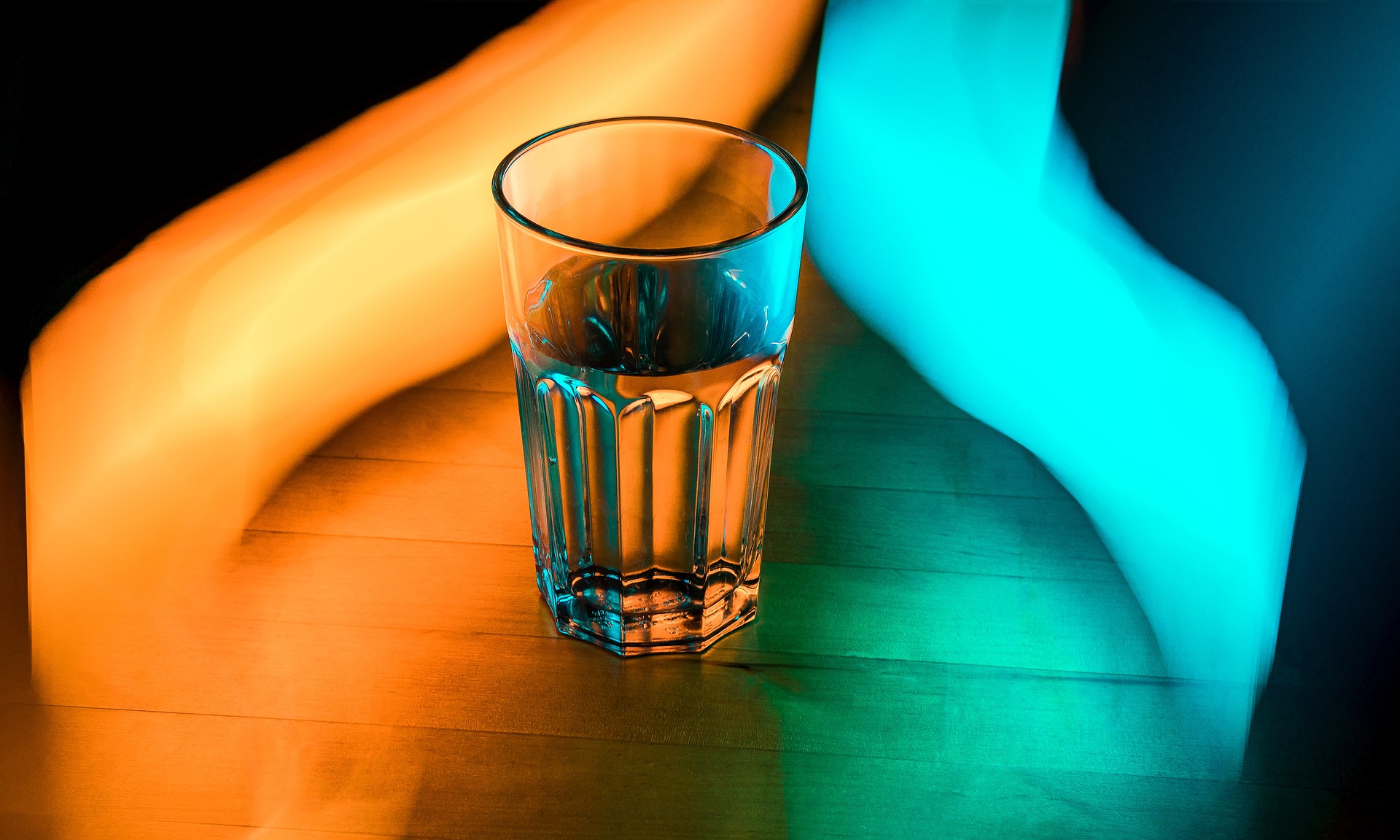 Hidratare in exces - sfatulparintilor.ro - pixabay_com - glass-1730494_1920