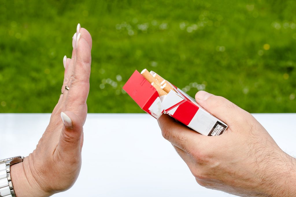 beneficii daca te lasi de fumat- tigari - sfatulparintilor.ro - pixabay-com _ non-smoking-2383236_1920