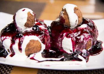 Papanasi cu smantana si dulceata