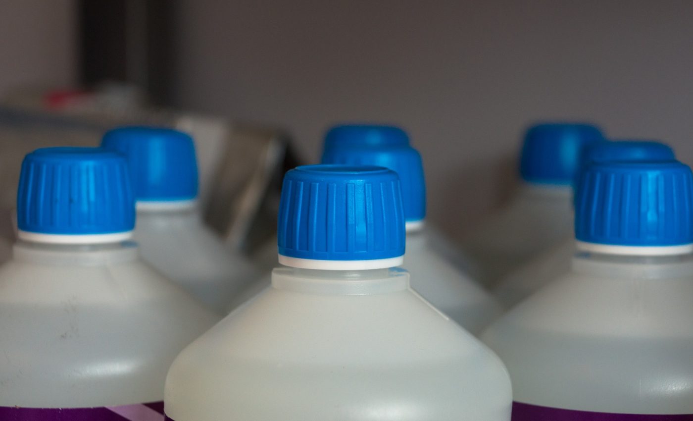 detergent - sfatulparinitlor.ro - pixabay-com - bottles-1167917_1920