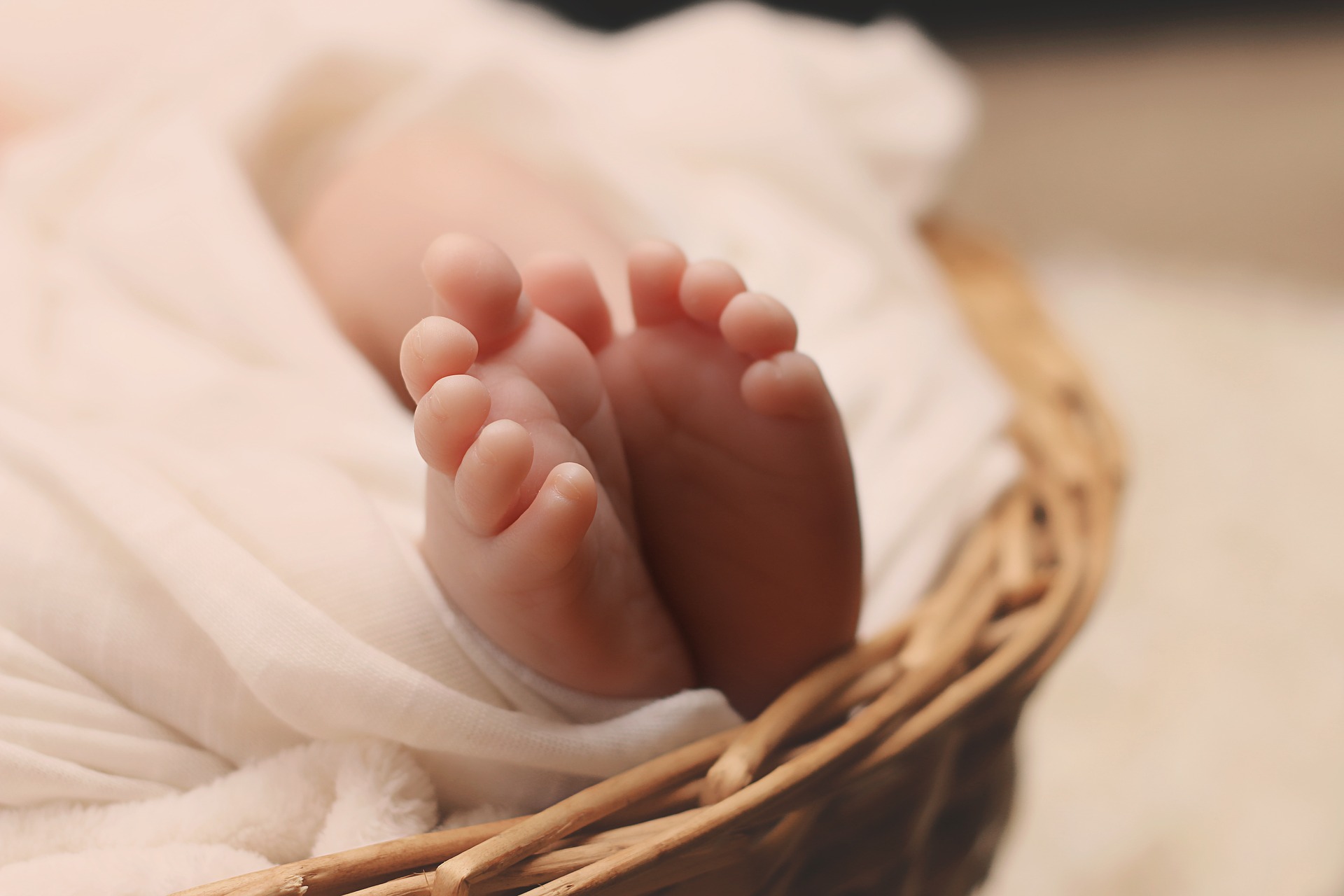 sa eviti cand vizitezi un bebelus - sfatulparintilor.ro - pixabay_com - newborn-1399155_1920