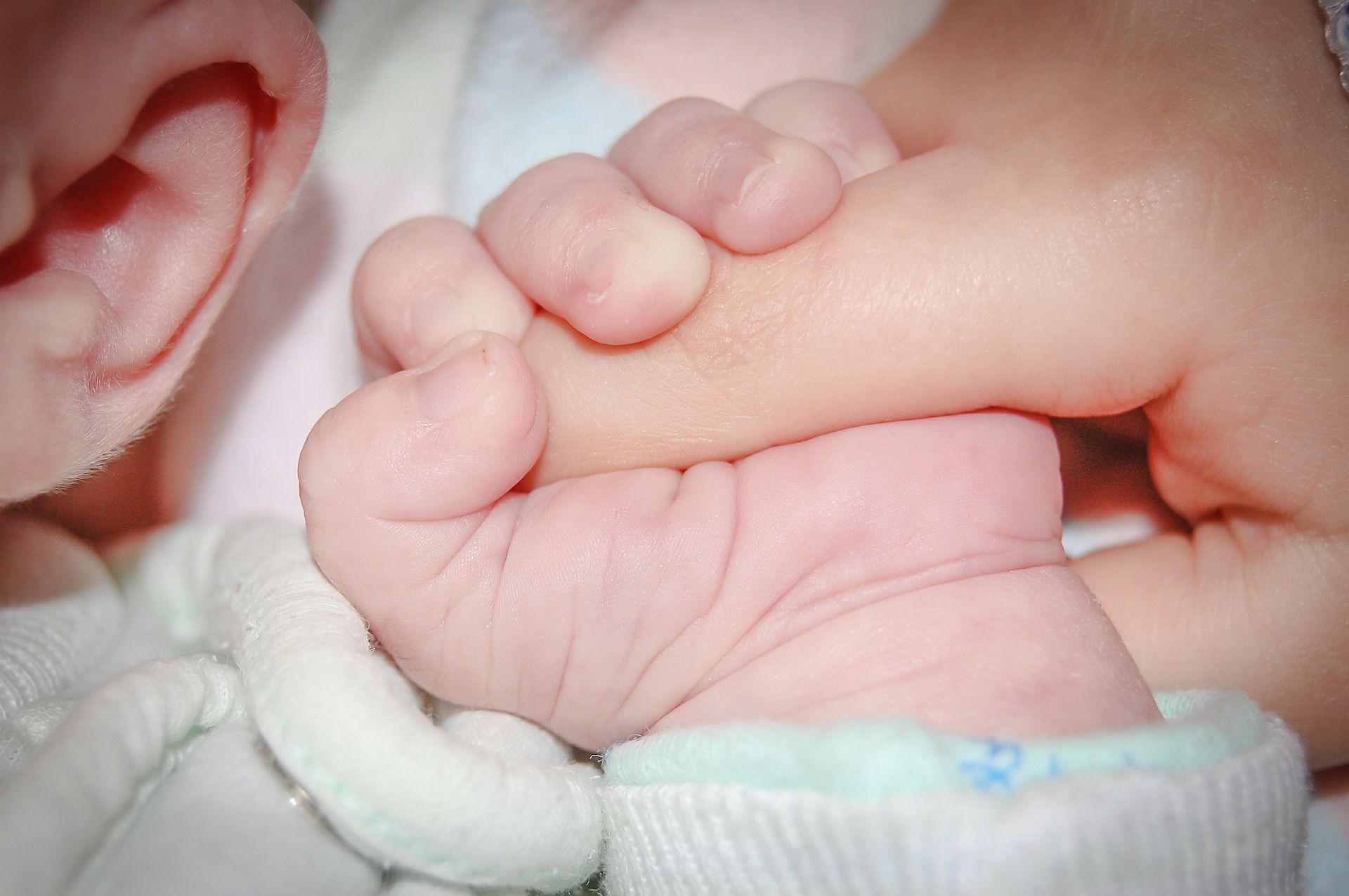 bebelus mama - sfatulparintilor.ro - pixabay_com