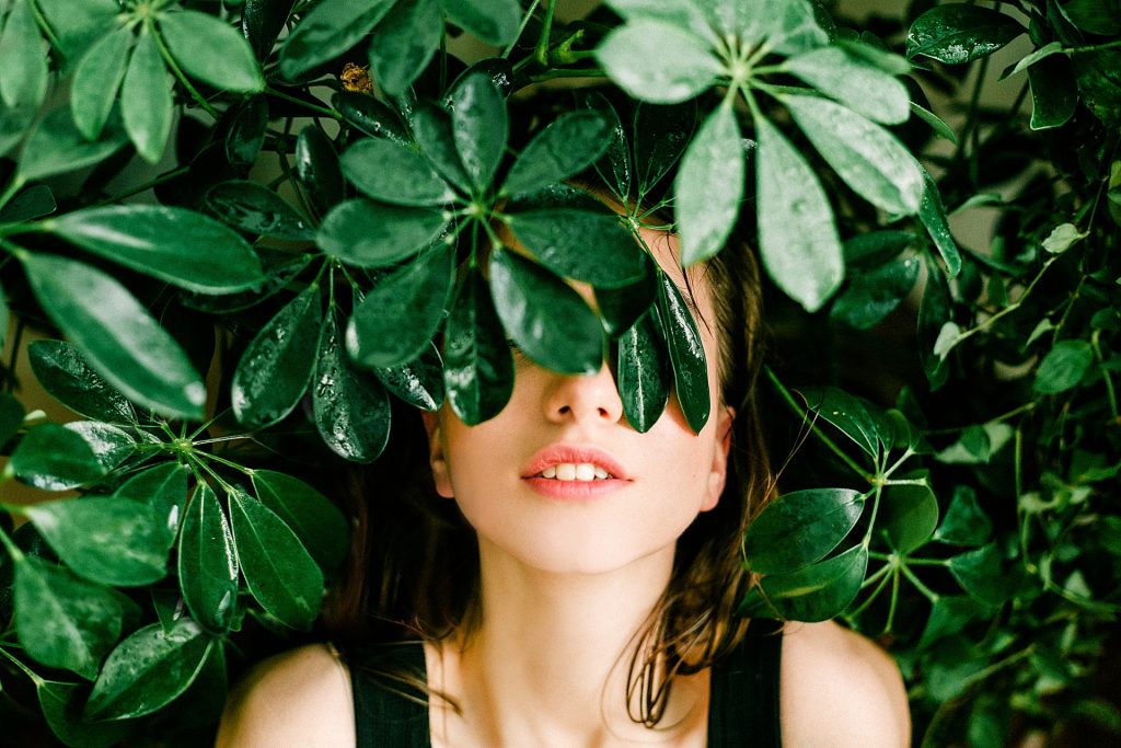 obiceiuri sanatoase care iti ajuta intestinele - sfatulparintilor.ro - pexels_com - woman-in-black-top-beside-green-leafed-plant-1078058