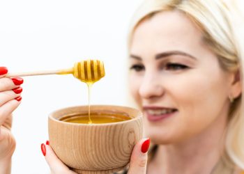 Secrete de frumusete cu miere de albine