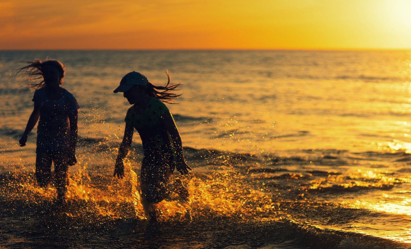 Cum sa-ti protejezi pielea de soare - sfatulparintilor.ro - pixabay_com - beach-4524911_1920