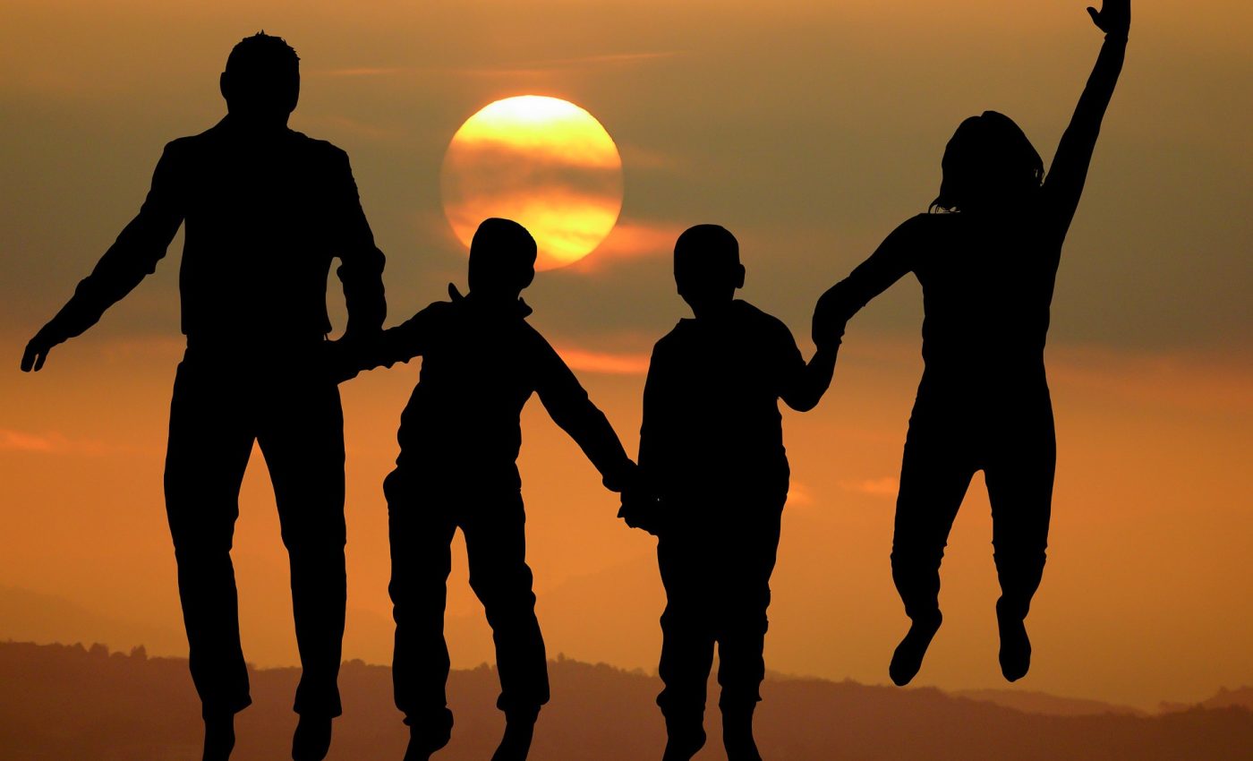 De ce unii parinti pot fi prieteni cu copiii lor - sfatulparintilor.ro - pixabay_com - family-7166021_1920