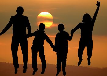 De ce unii parinti pot fi prieteni cu copiii lor - sfatulparintilor.ro - pixabay_com - family-7166021_1920