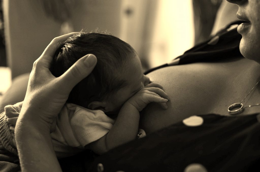 alaptarea din timpul noptii - sfatulparintilor.ro - pixabay_com - breastfeeding-5477488_1920
