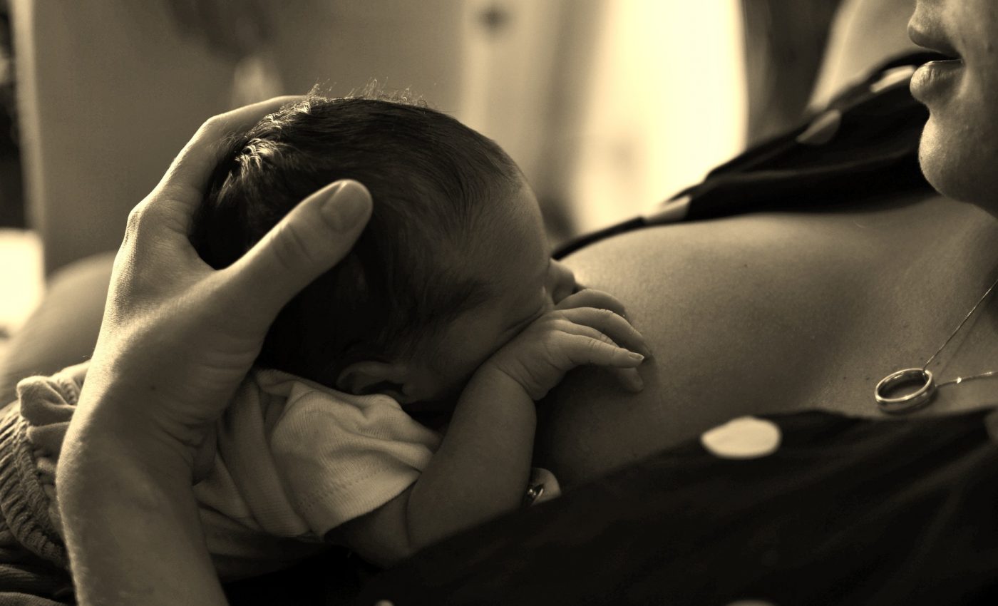 alaptarea din timpul noptii - sfatulparintilor.ro - pixabay_com - breastfeeding-5477488_1920