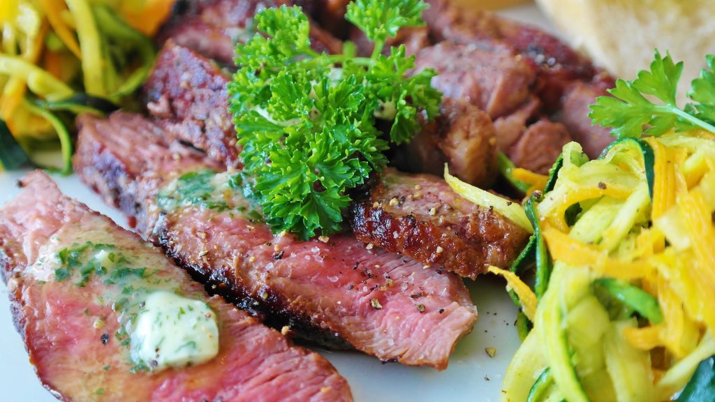 alimente bogate in potasiu - sfatulparintilor.ro - pixabay_com - steak-3640560_1920