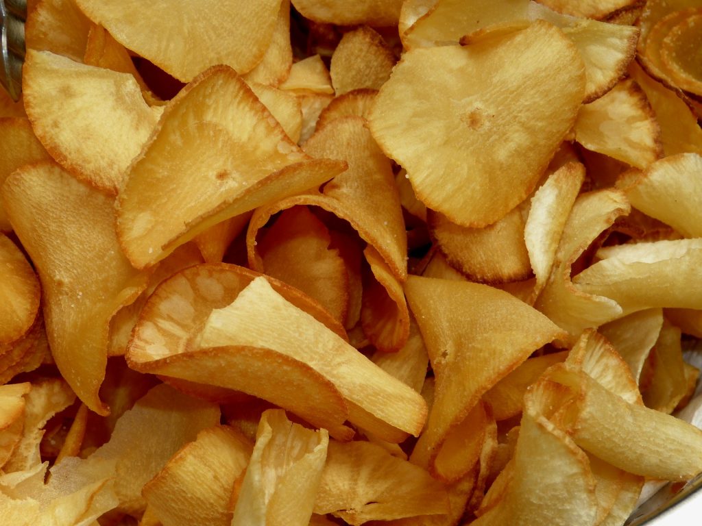 alternative sanatoase la chipsurile de cartofi - sfatulparintilorlor.ro - pixabay_com - cassava-285040_1920