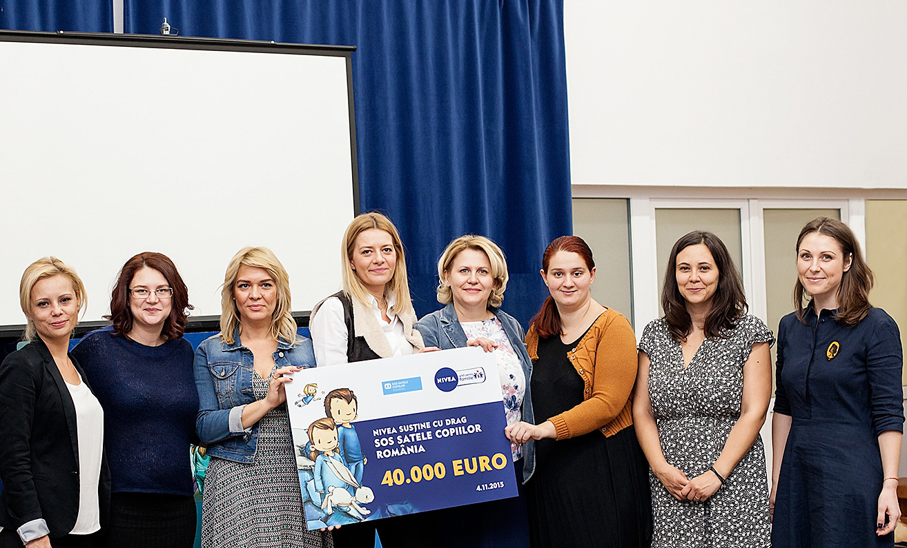 NIVEA susţine Asociaţia SOS Satele Satele Copiilor România cu suma de 40.000 Euro, bani care vor fi direcţionaţi către proiectele de prevenire a separării copiilor de părinţi, implementate prin intermediul SOS Centrele de Consiliere şi Sprijin pentru Copii şi Părinţi.