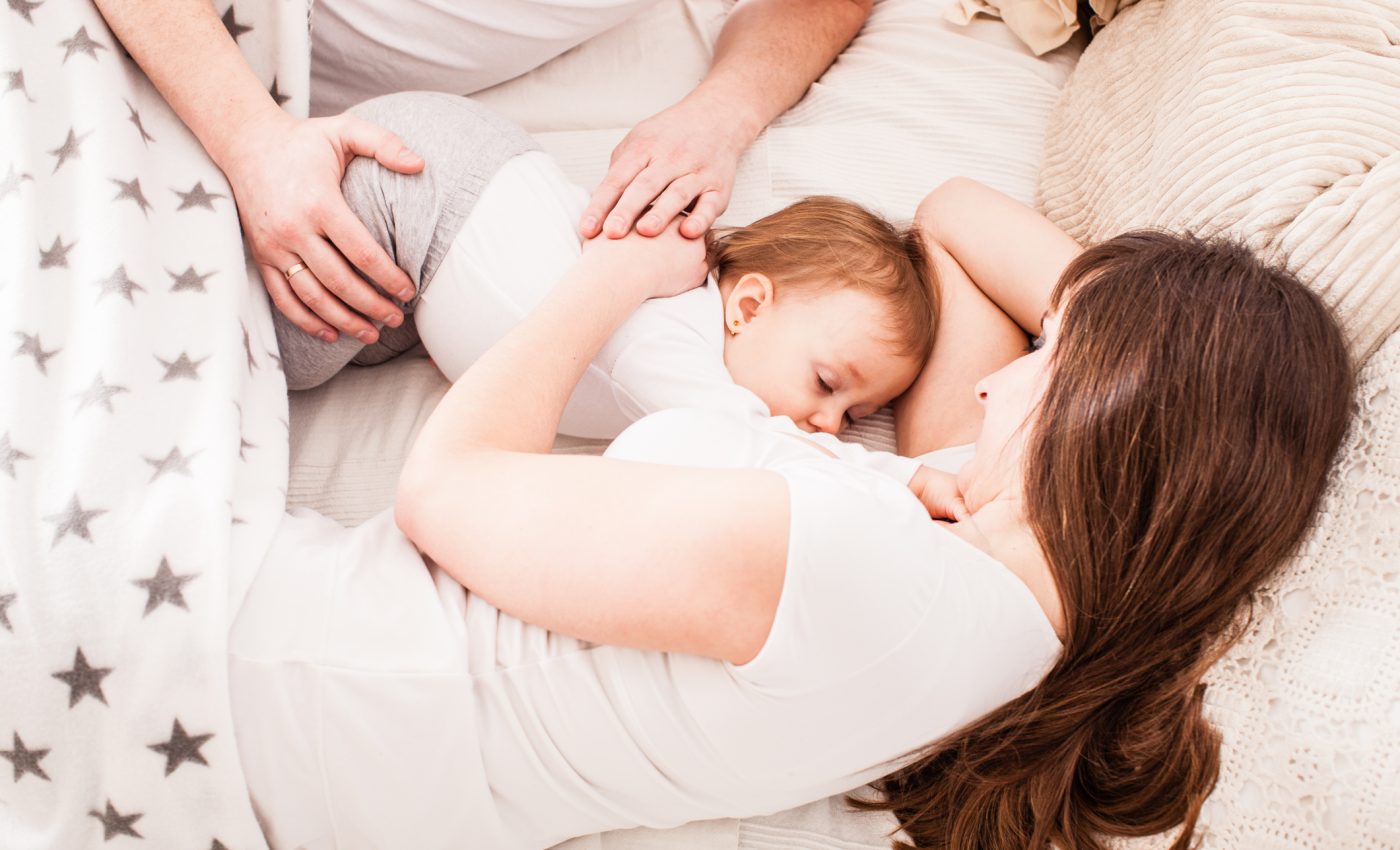 Cum influenteaza dormitul in acelasi pat cu bebelusul alaptarea