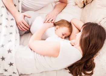 Cum influenteaza dormitul in acelasi pat cu bebelusul alaptarea