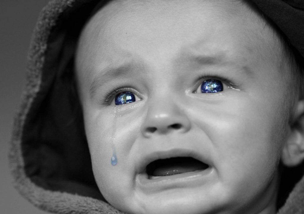de ce plange un bebelus - sfatulparintilor.ro - pixabay_com - crying-baby-2708380_1920