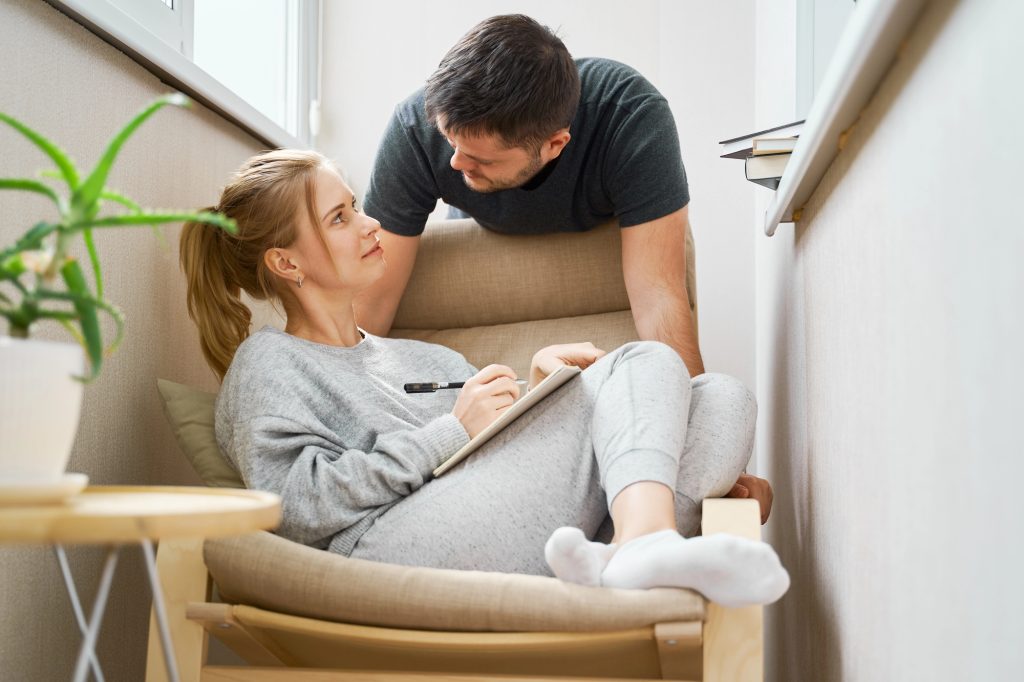 Ce sa faci cand traiesti cu un barbat introvertit