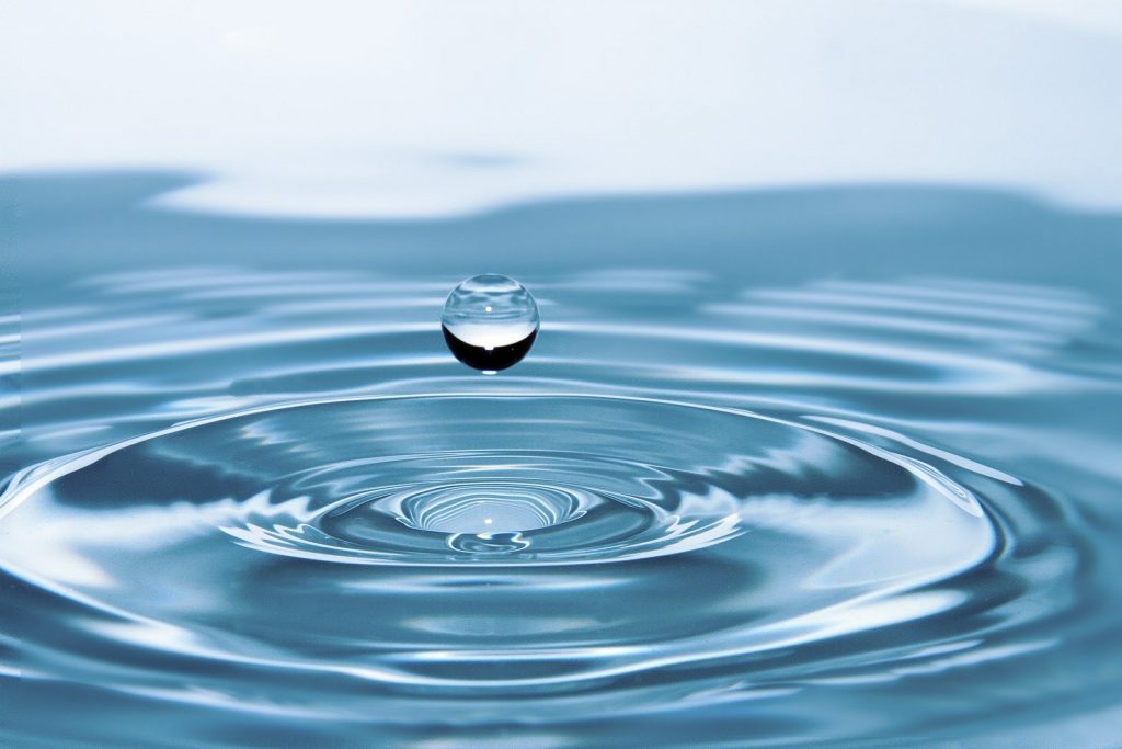 modalitati simple sa bei mai multa apa - sfatulparintilor.ro - pixabay_com - drop-of-water-578897_1920
