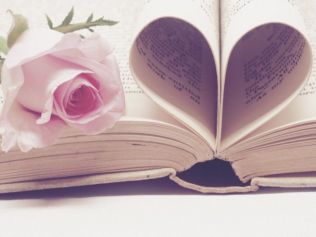 poti invata din romanele de dragoste - sfatulparintilor.ro - pixabay_com- literature-3060241_1920