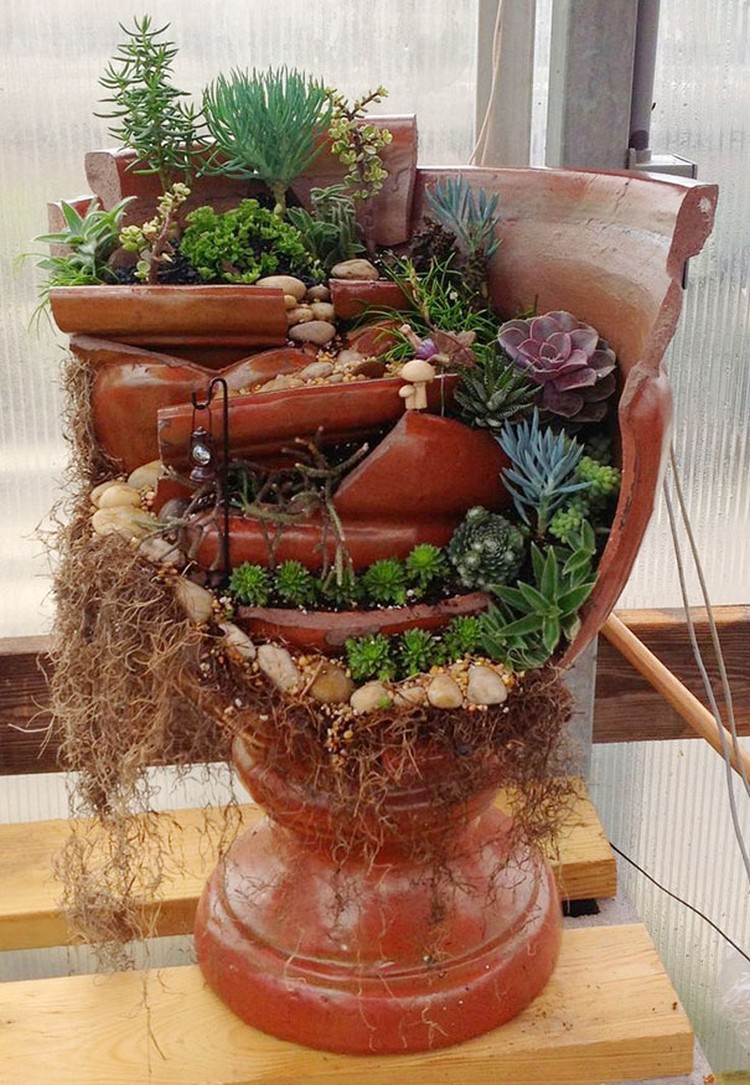 Turn-Broken-Pots-Into-Beautiful-Garden-DIY-12