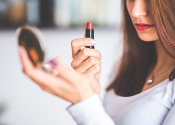 Cum scoti petele de ruj de pe haine - sfatulparintilor.ro - pixabay_com - lipstick-791761_1920