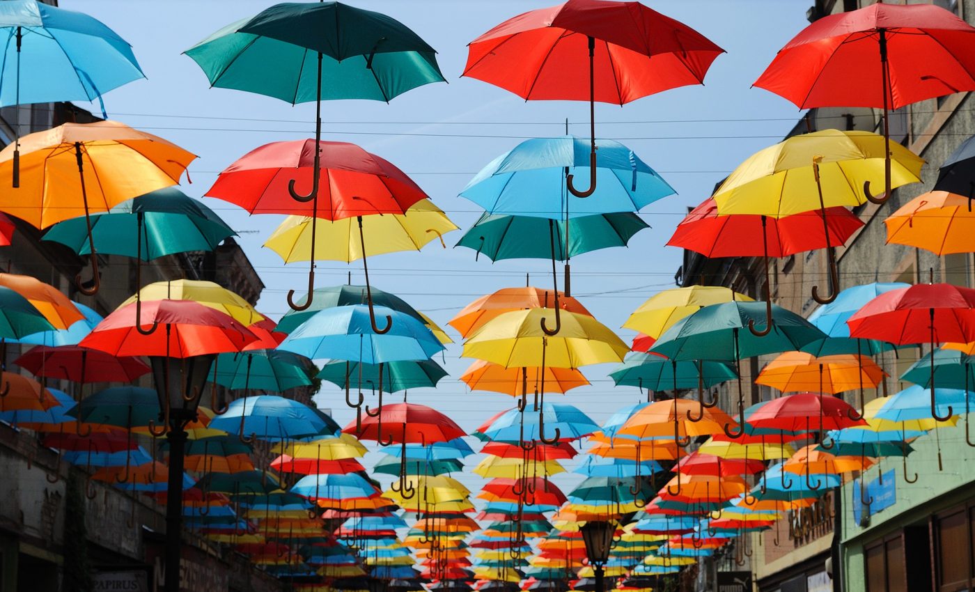 obiceiuri ale celor mai optimisti oameni - sfatulparintilor.ro - pixabay_com - umbrellas-6940014_1920
