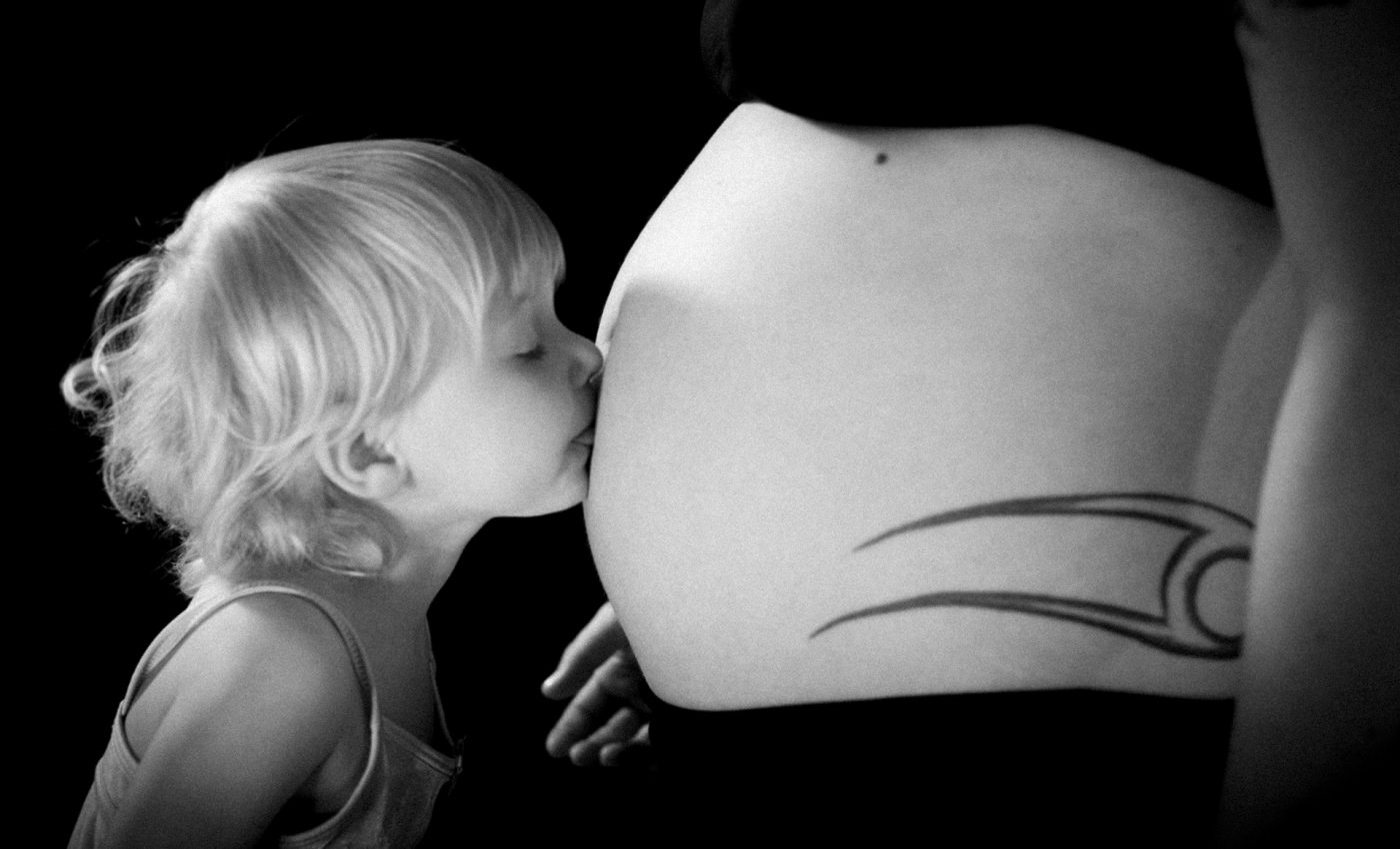 un fratior si o surioara - sfatulparintilor.ro - pixabay_com - baby-belly-1081337_1920