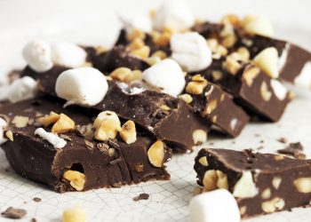 ciocolata cu nuca - sfatulparintilor.ro - pixabay_com - fudge-1081100_1920