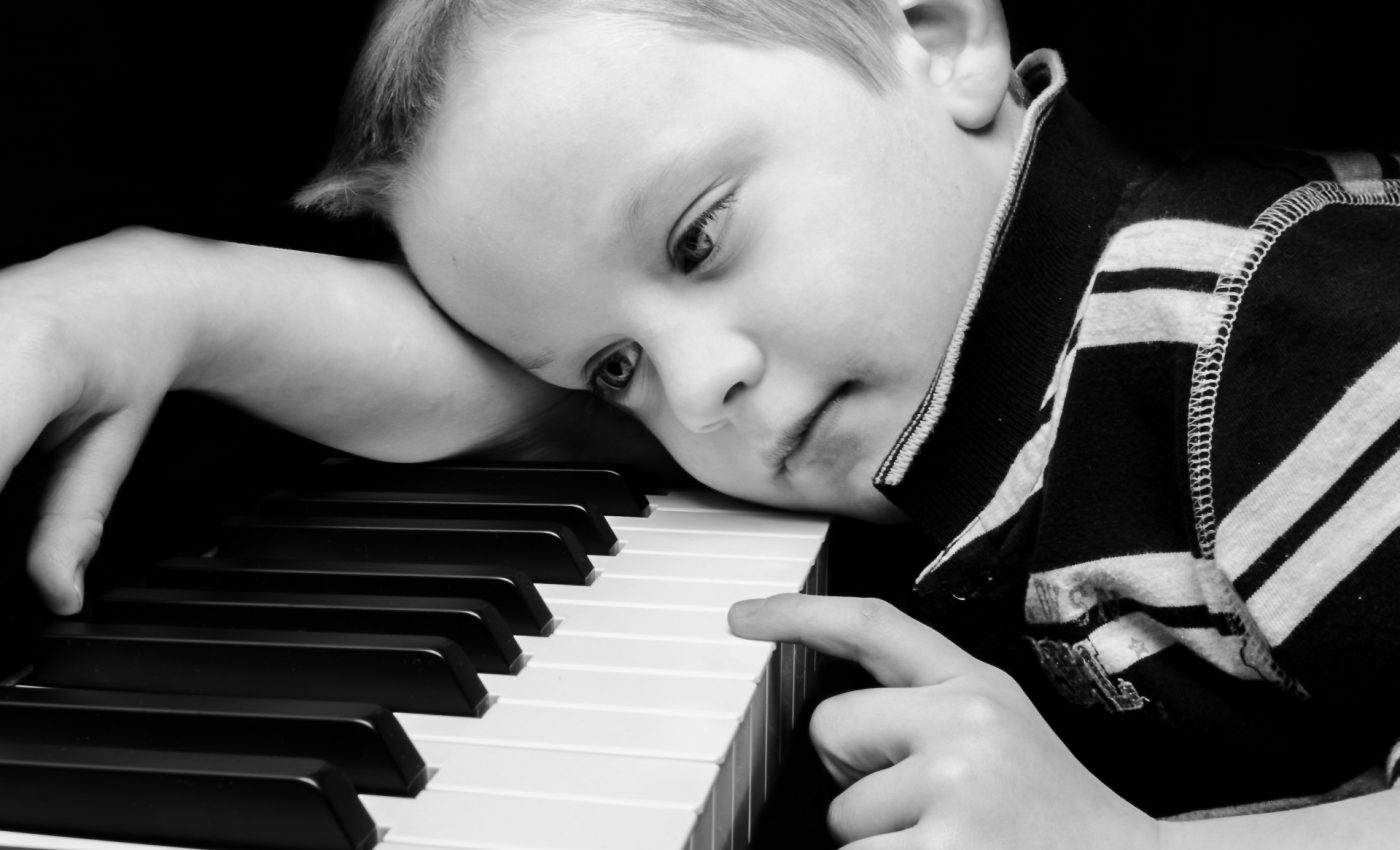 copil singur - pian - sfatulparintlior.ro - pixabay_com - people-315014