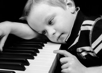 copil singur - pian - sfatulparintlior.ro - pixabay_com - people-315014