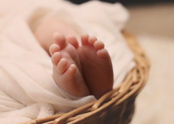 aplicatii monitoare bebelusi - newborn-baby-feet-basket-161534