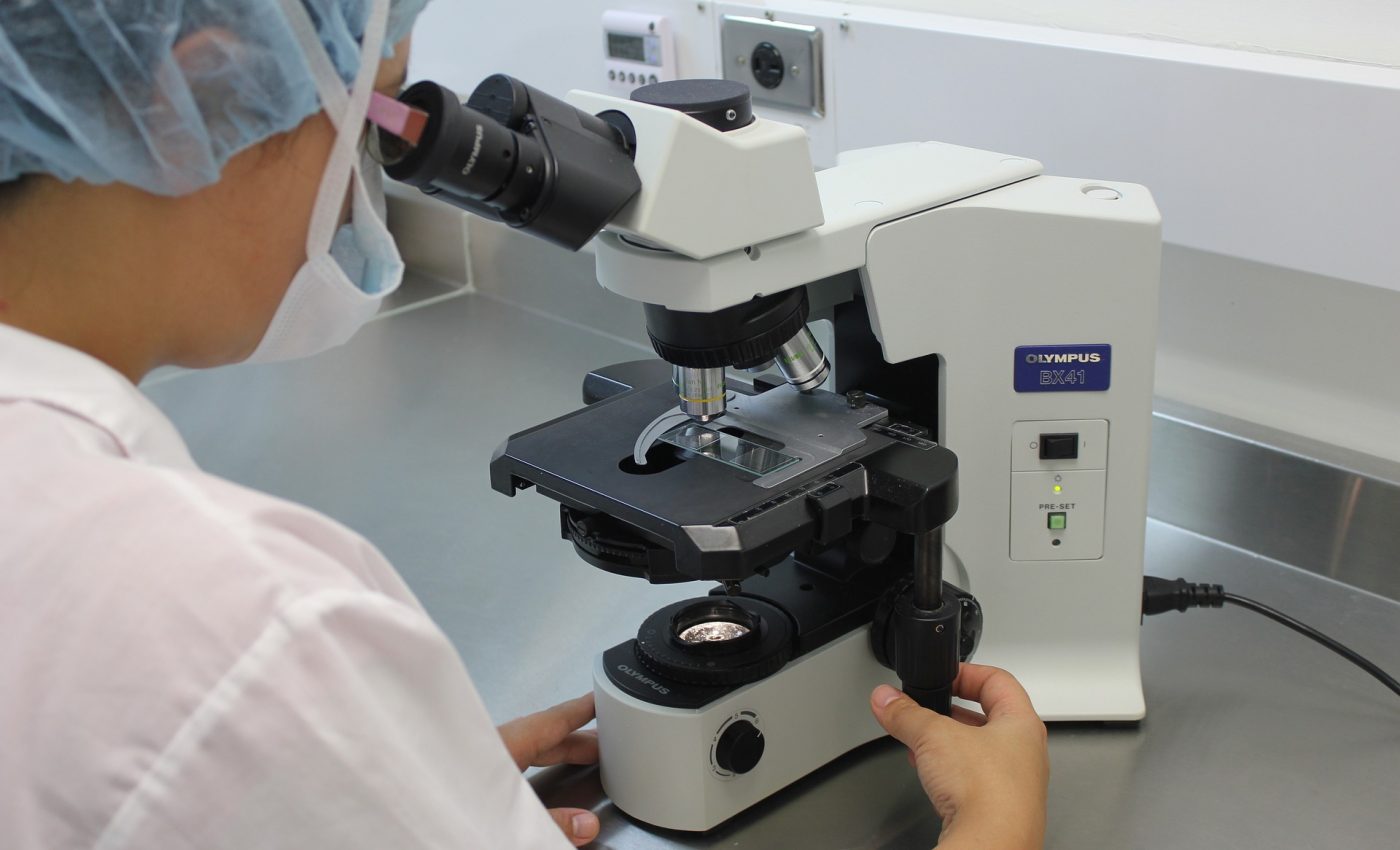 laborator - sfatulparintilor.ro - pixabay_com - microscope-1817641_1920