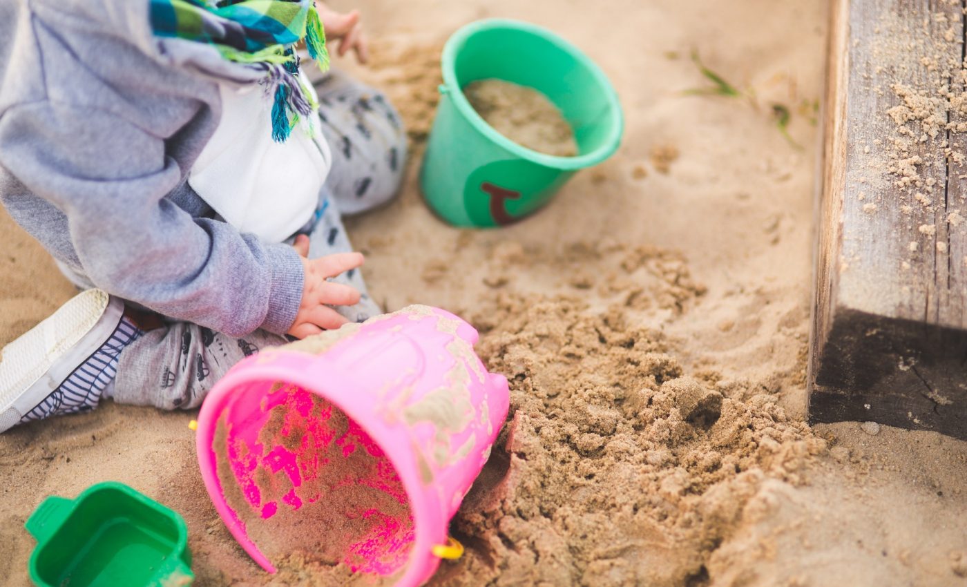 cresa copii - sfatulparintilor.ro - pixabay_com - sand-summer-outside-playing