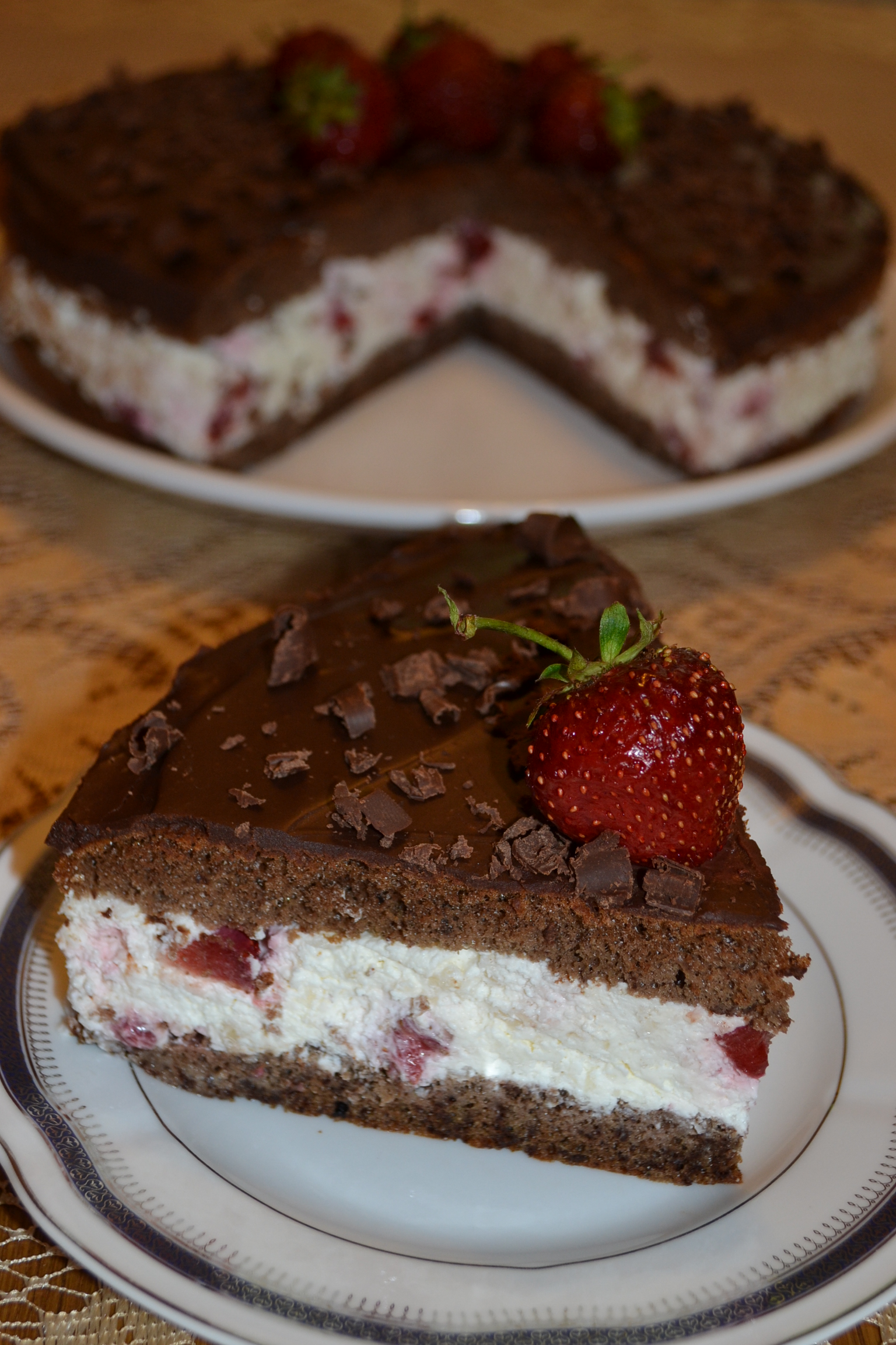 Tort cu ciocolata mascarpone si capsune