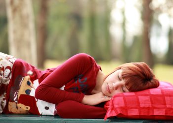 Ce beneficii ai daca dormi pe partea stanga
