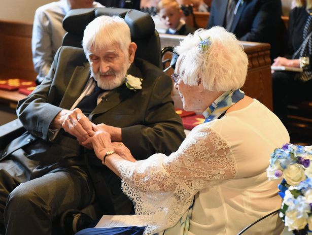 O femeie de 95 de ani s-a casatorit cu un barbat la nunta caruia fusese domnisoara de onoare. Cei doi s-au reintalnit la inmormantarea sotiei barbatului. Au trecut 66 de ani de la prima intalnire dintre Margaret Husband si Bernard Brice.