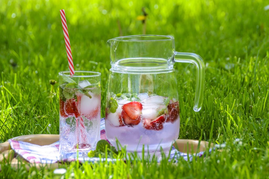apa calda sau apa rece - sfatulparintilor.ro - pixabay_com - strawberry-drink-1412313_1920