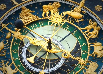 horoscop - sfatulparintilor.ro - pixabay_com - astronomical-clock-408306_1920
