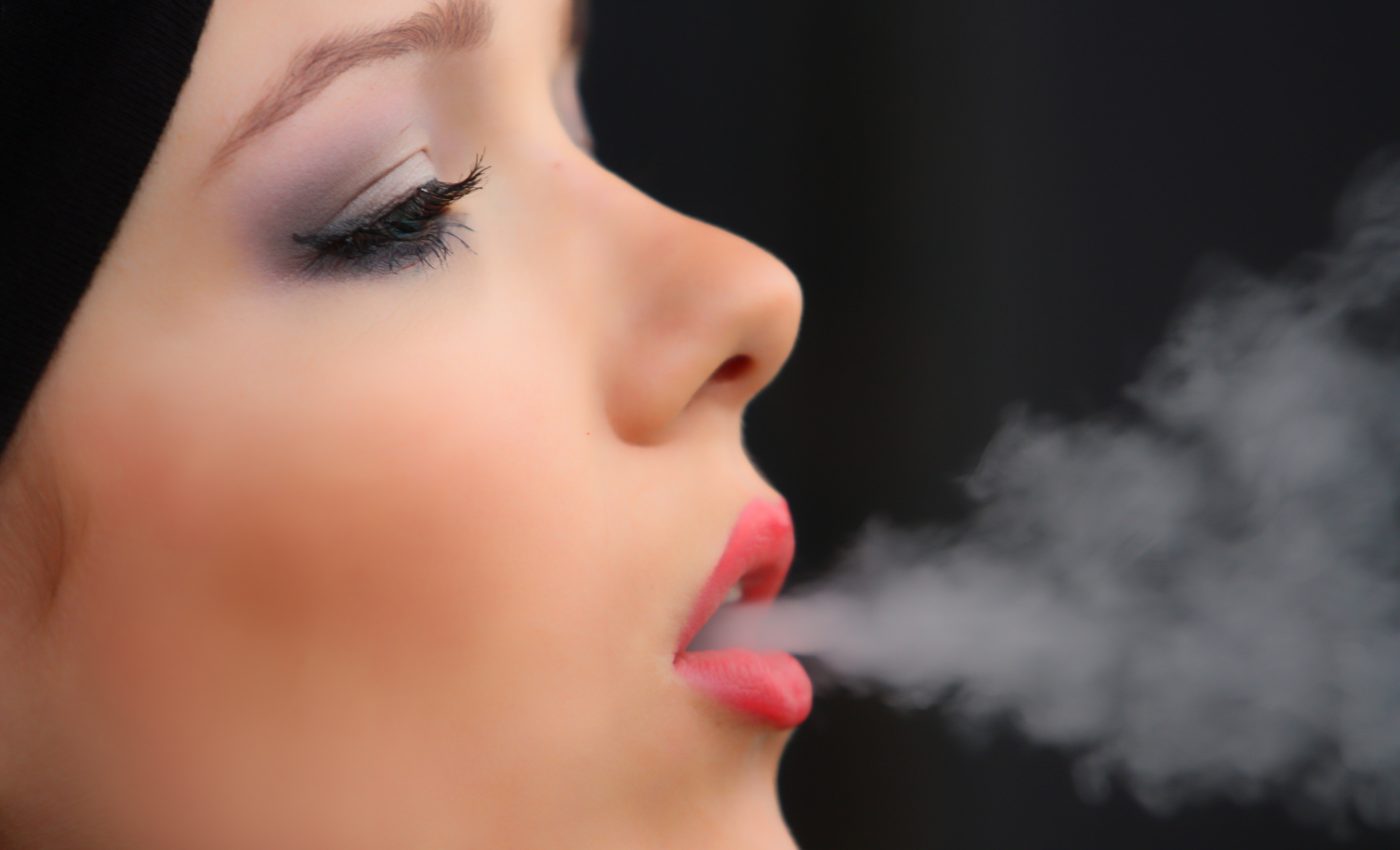 gravida fumat - tigari - sfatulparinitlor.ro - girl-smoke-cigarette-2198839