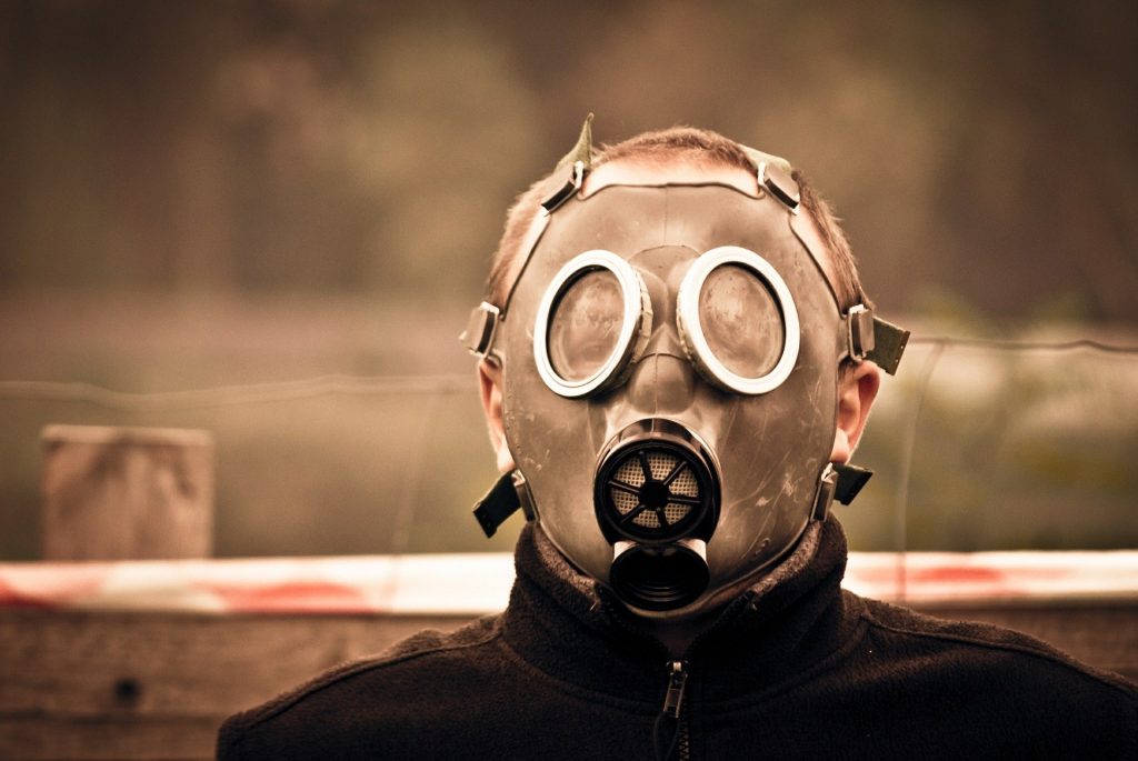 tipuri de oameni toxici - sfatulparintilor.ro - pixabay_com - gas-mask-469217_1920