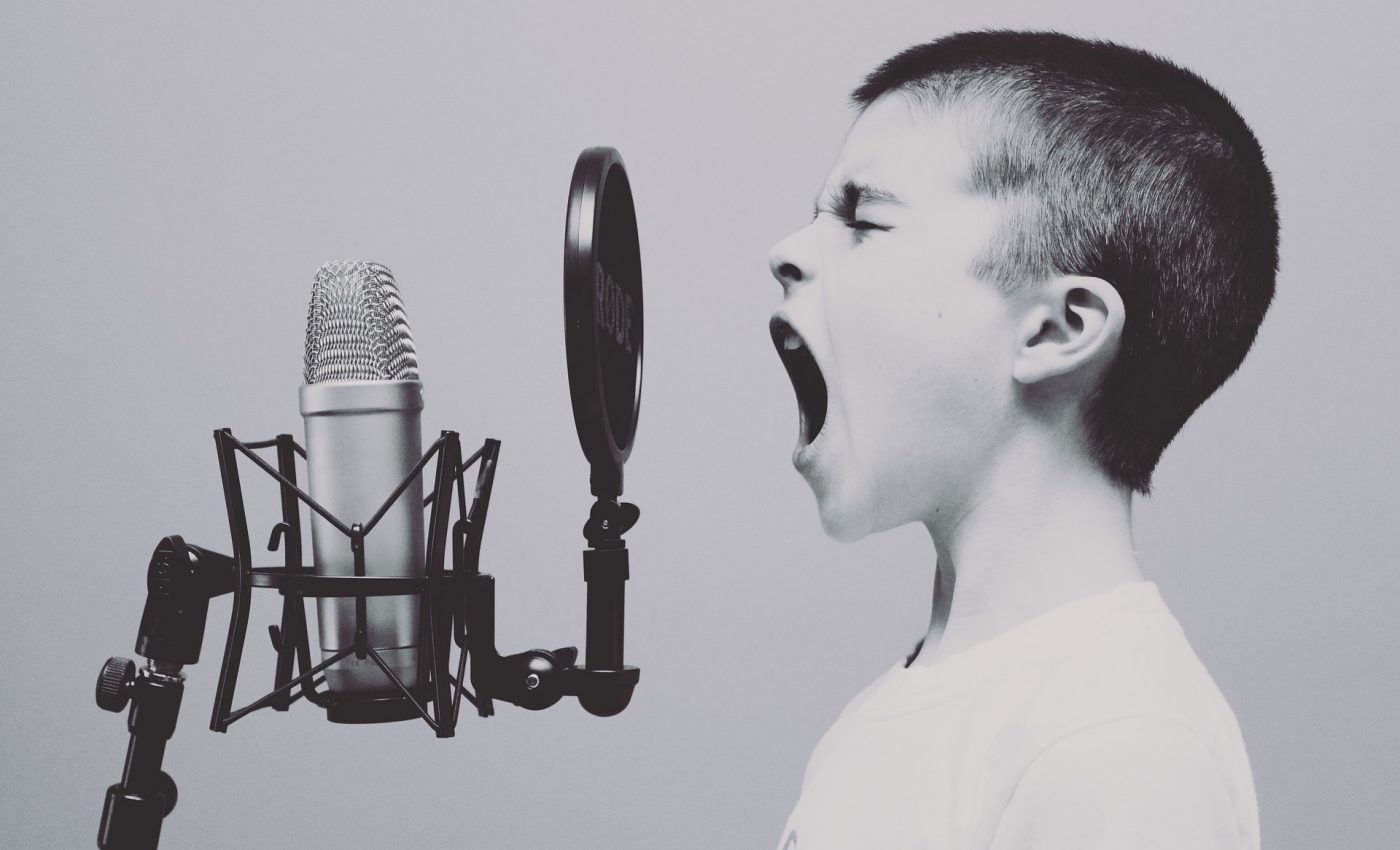Cum stii daca ai copilul stresat - sfatulparintilor.ro - pixabay_com - microphone-1209816_1920