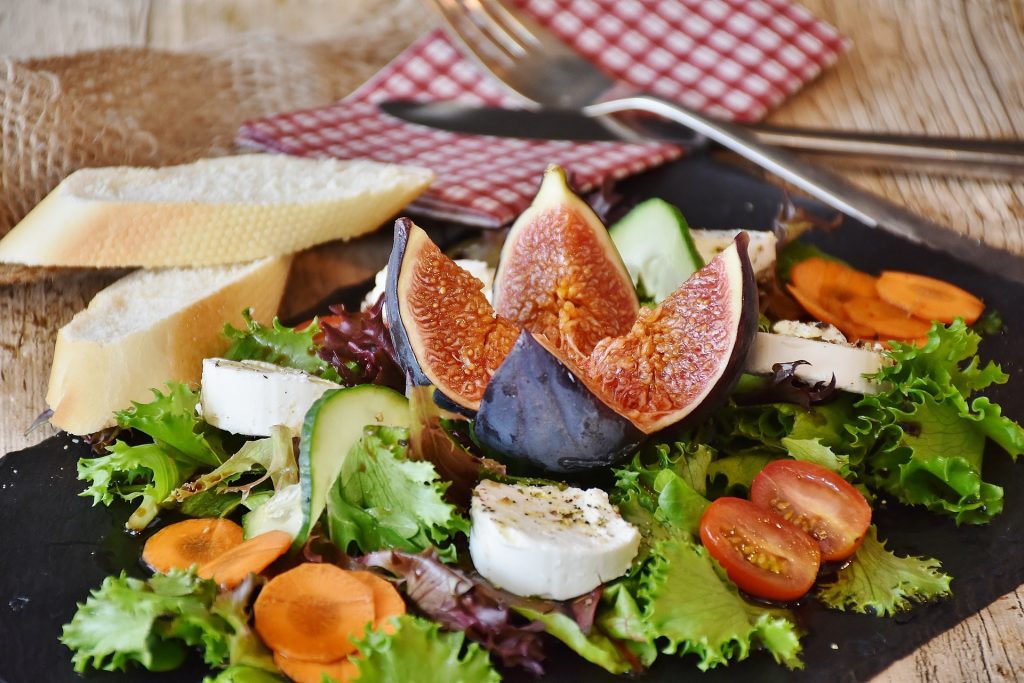 alimente care te ajuta sa te concentrezi - sfatulparintilor.ro - pixabay_com - salad-1672505_1920