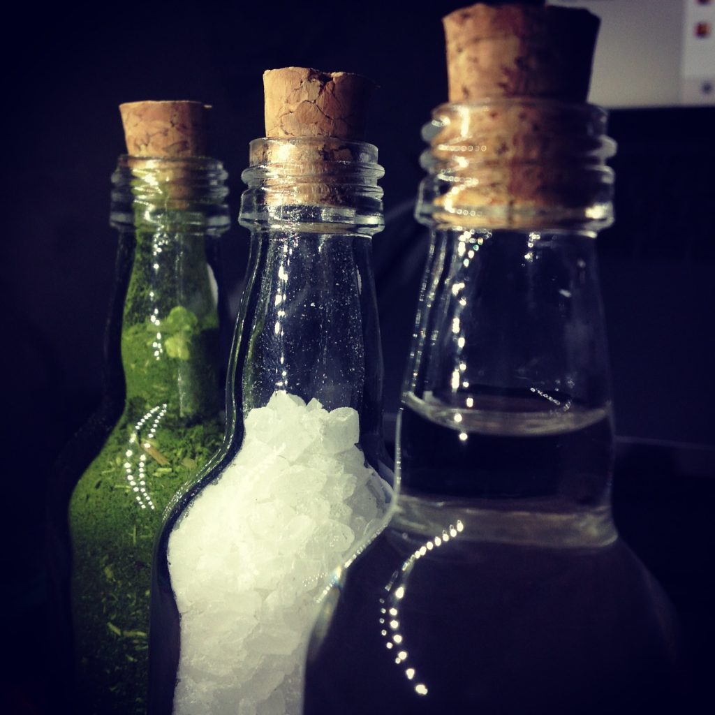 Lasa un pahar cu apa - sfatulparintilor.ro - pixabay_com -bottle-144650