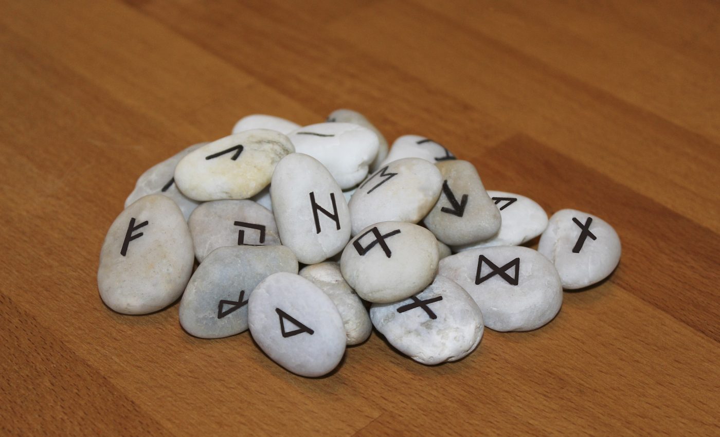 rune-stones-sfatulparintilor.ro - pixabay_com - 1608031_1920