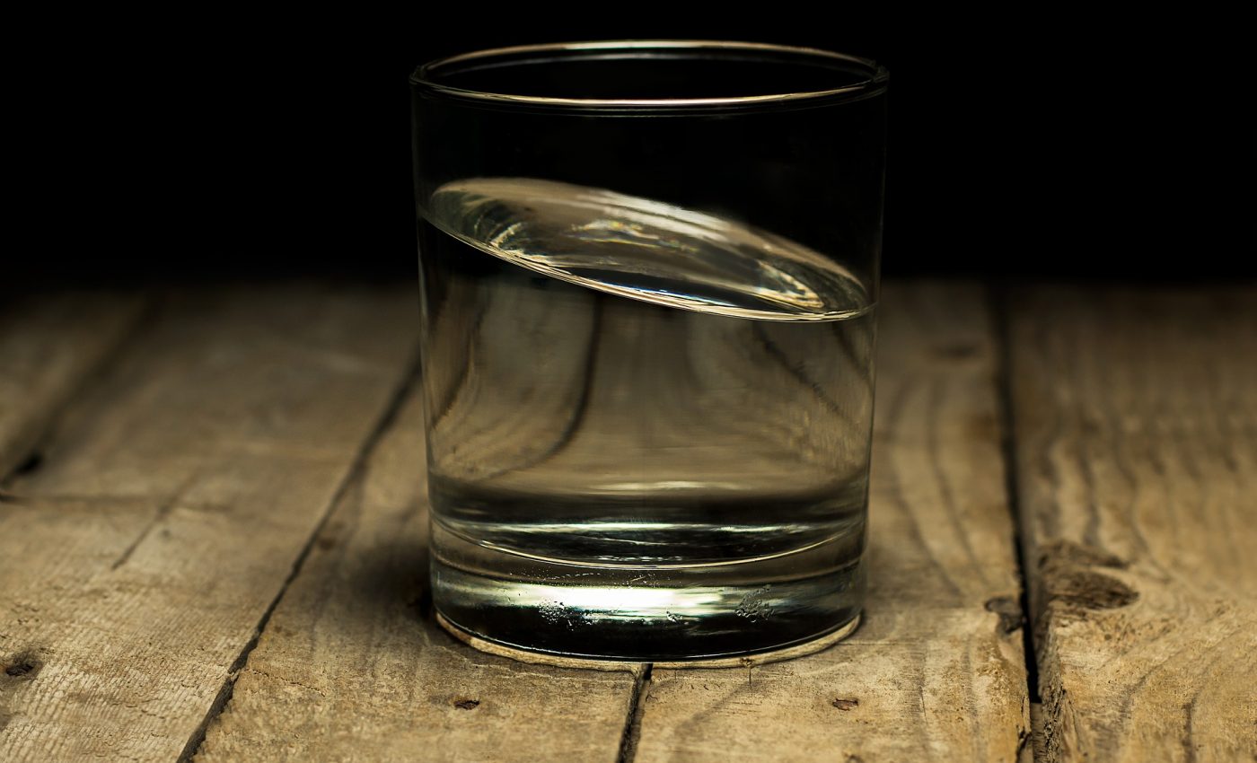 pahare apa - sfatulparintilor.ro- pixabay_com -calm-2315559_1920