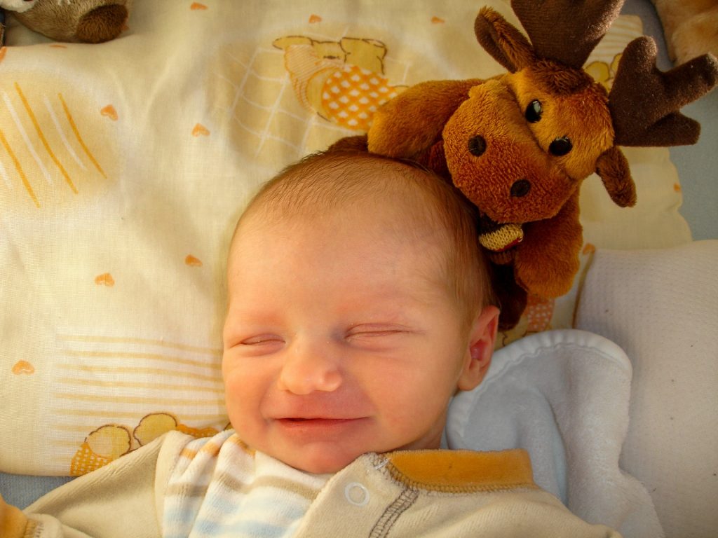 Cat mananca bebelusul - sfatulparintilor.ro - pixabay_com - baby-102474_1920