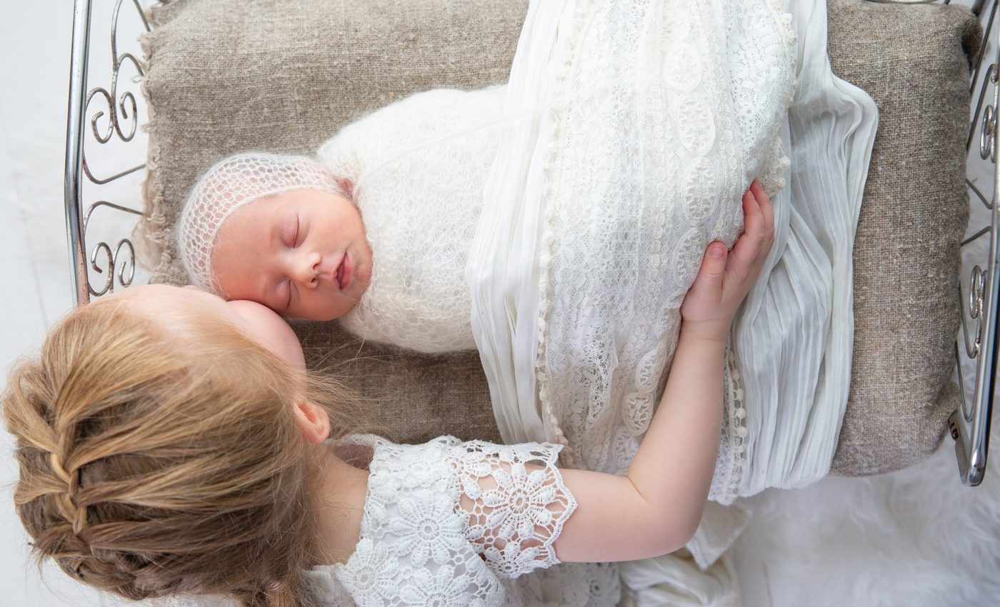 Cum sa inveti bebelusul sa adoarma singur- sfatulparintilor.ro - pixabay_com - sisters-4147351_1920