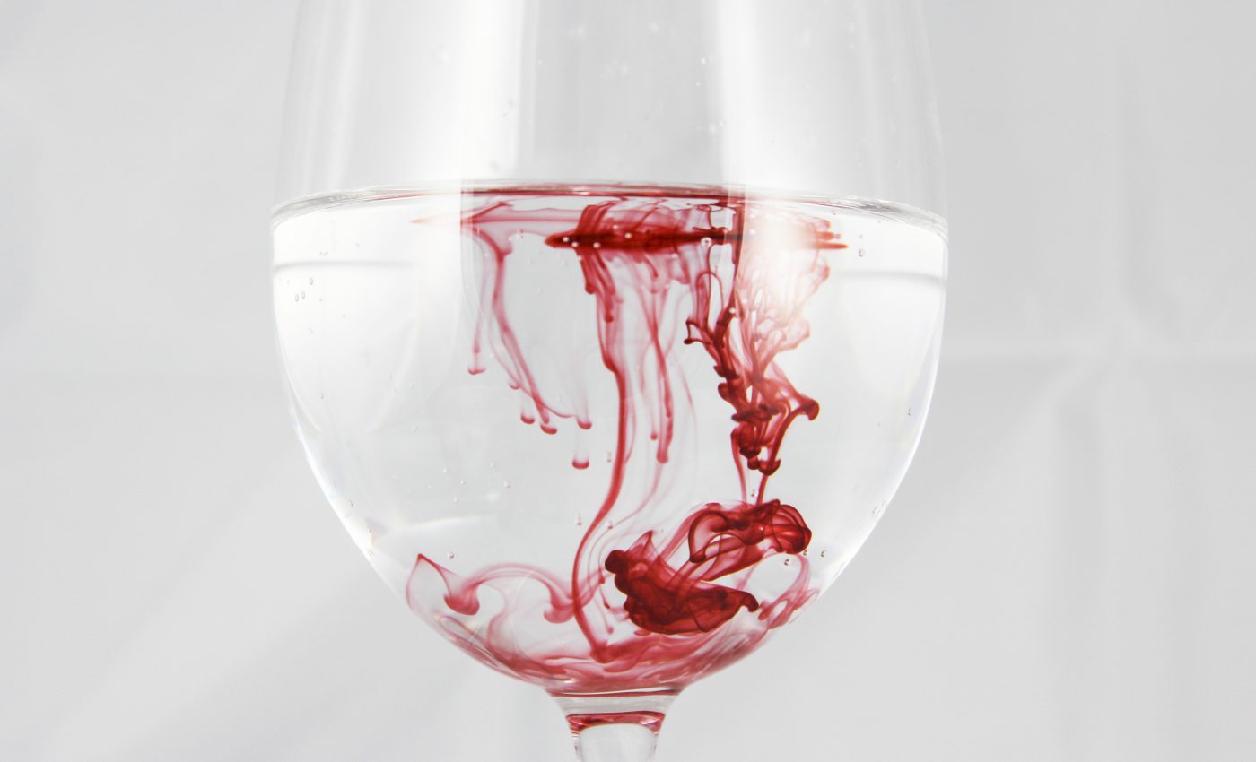 Ce inseamna cand visezi sange - sfatulparintilor.ro - pixabay_com - a-glass-of-210631