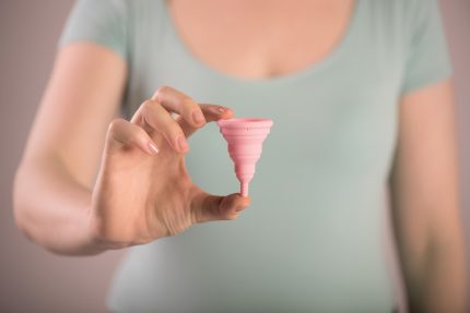 cupa menstruala interior - sfatulparintilor.ro - pixabay_com - cup-3155655_1920